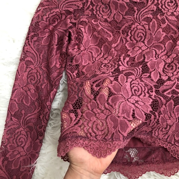 Open Shoulder Delicate Lace - Picture 5 of 5